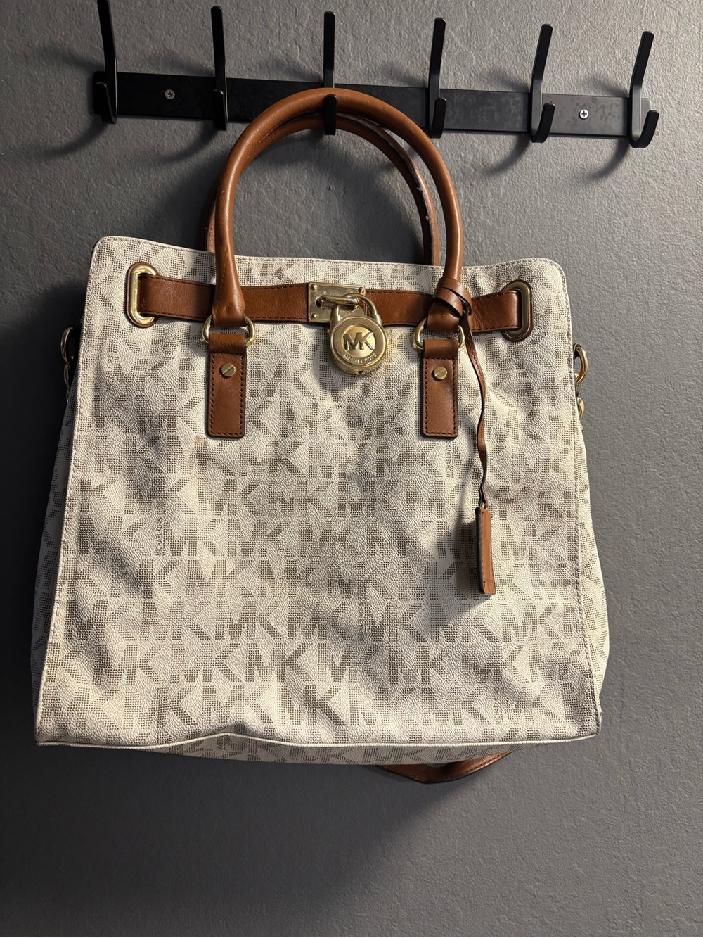 Michael Kors monogram bag comes with the lock and key gorgeous